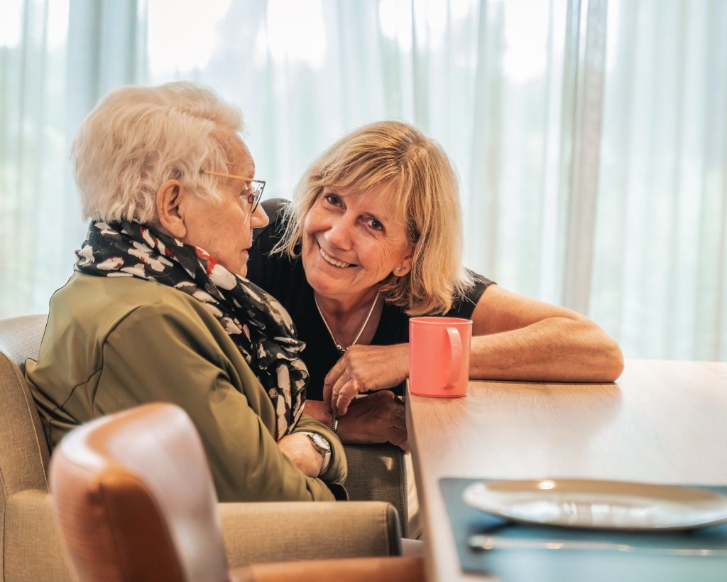 Bewoner en verzorger aan tafel