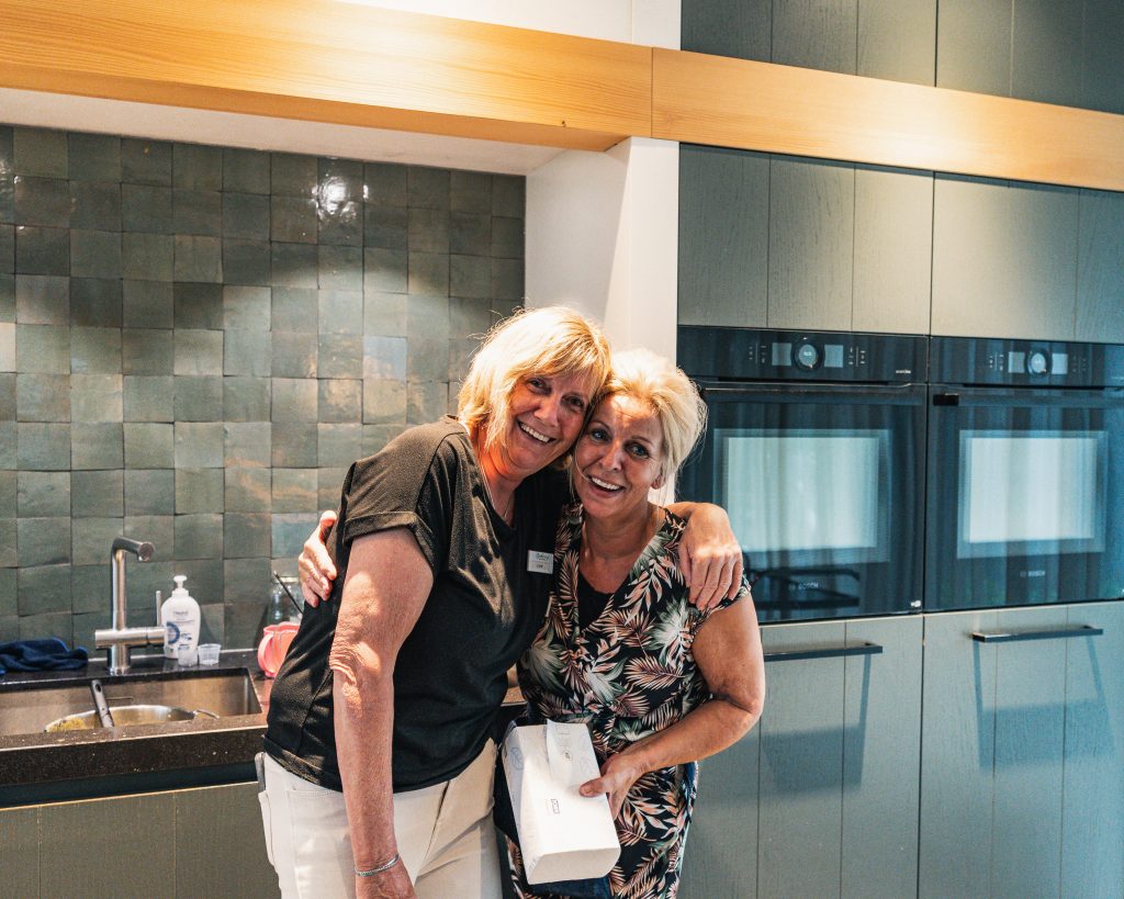 Gezellige medewerkers knuffel