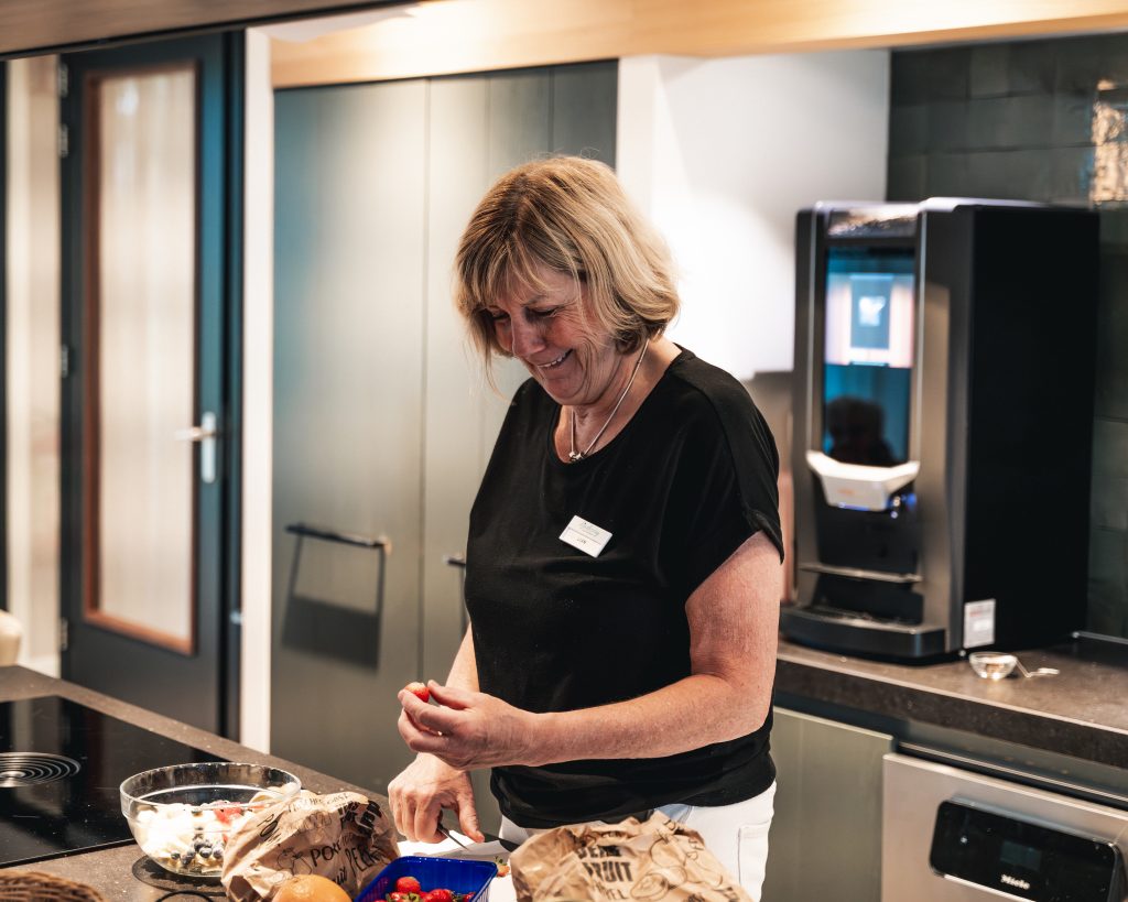 Medewerker bezig in de keuken