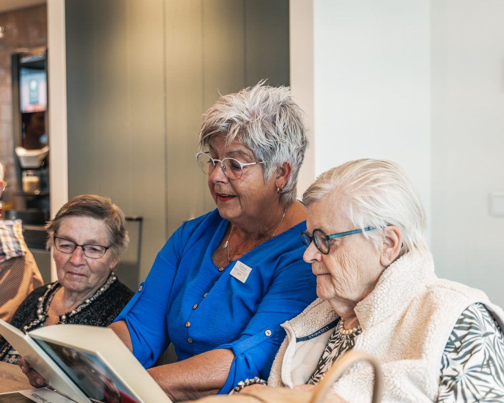 Medewerker leest voor aan de bewoners
