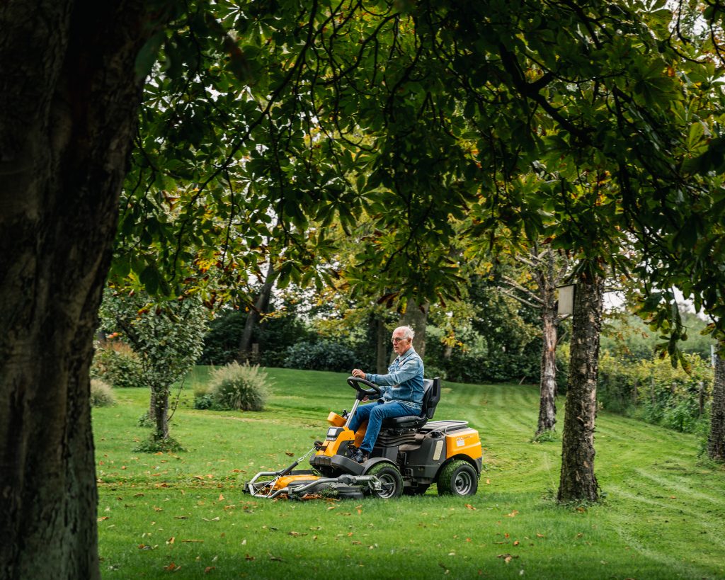 Grasmaaier in groene tuin