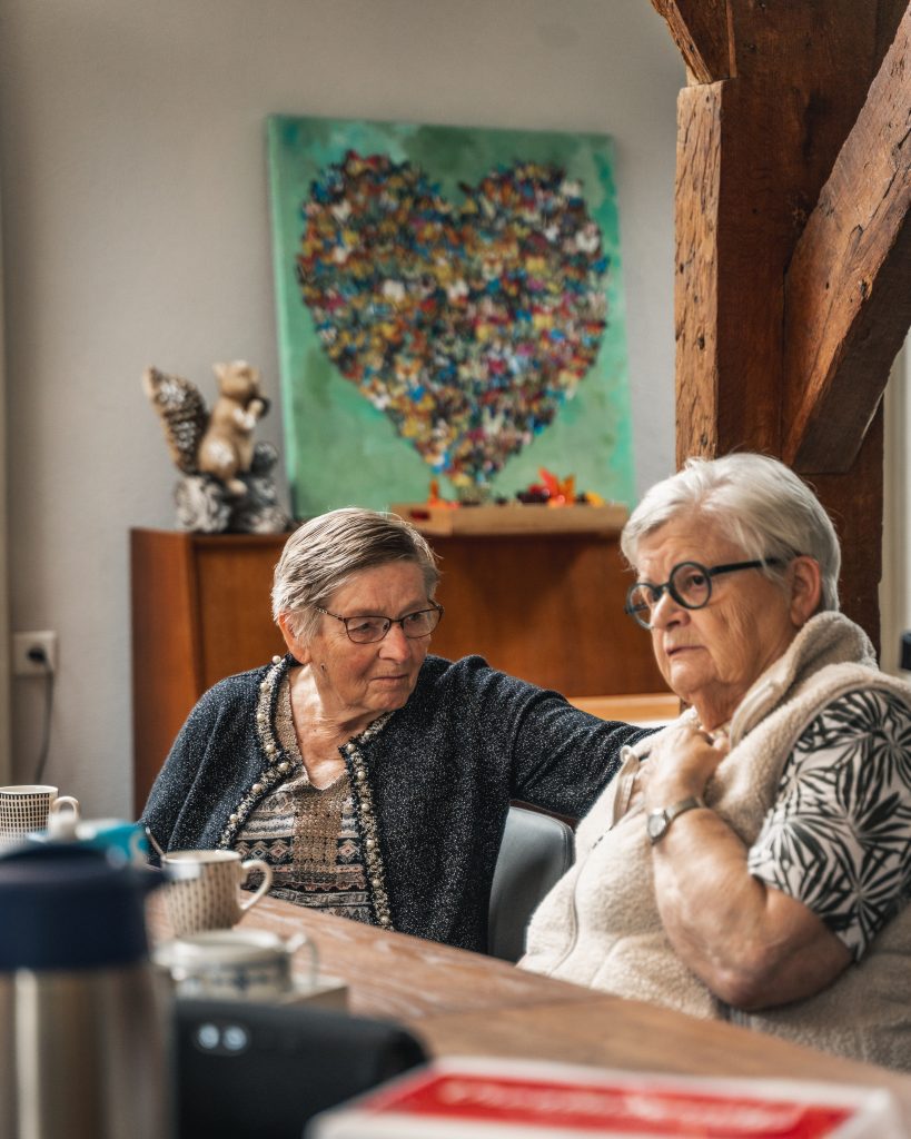 Gezellige bewoners aan tafel