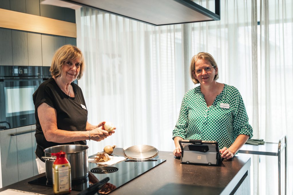 Medewerkers bezig in de keuken