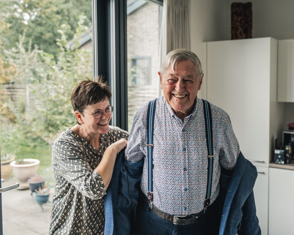 Lachende man en vrouw