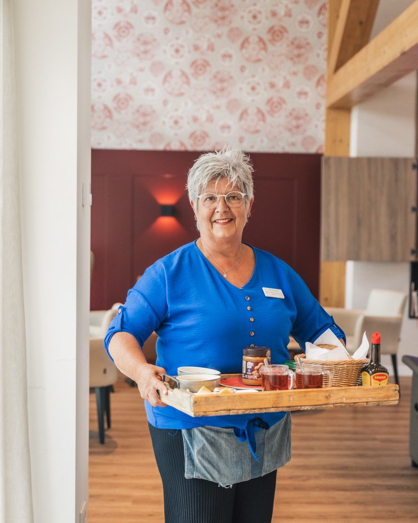 medewerker met ontbijt op dienblad