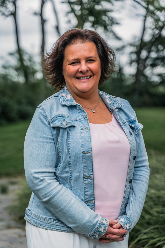 Vriendelijke lachende vrouw