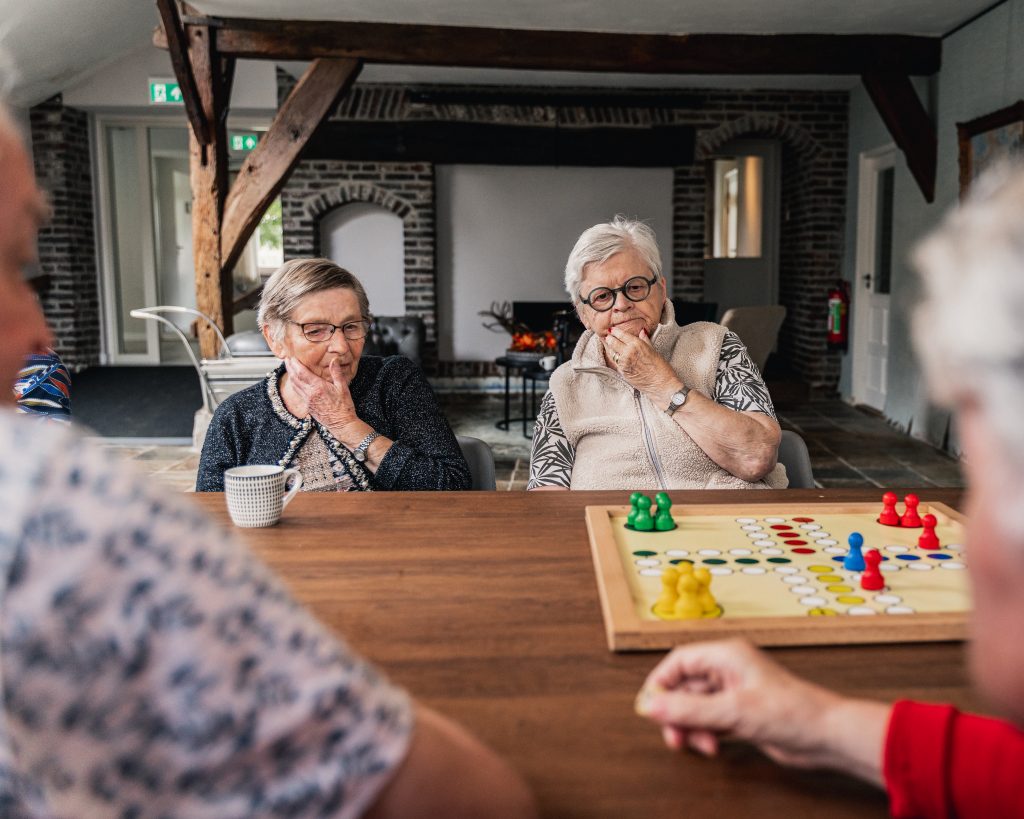 Ouderen tijdens spelletjes middag