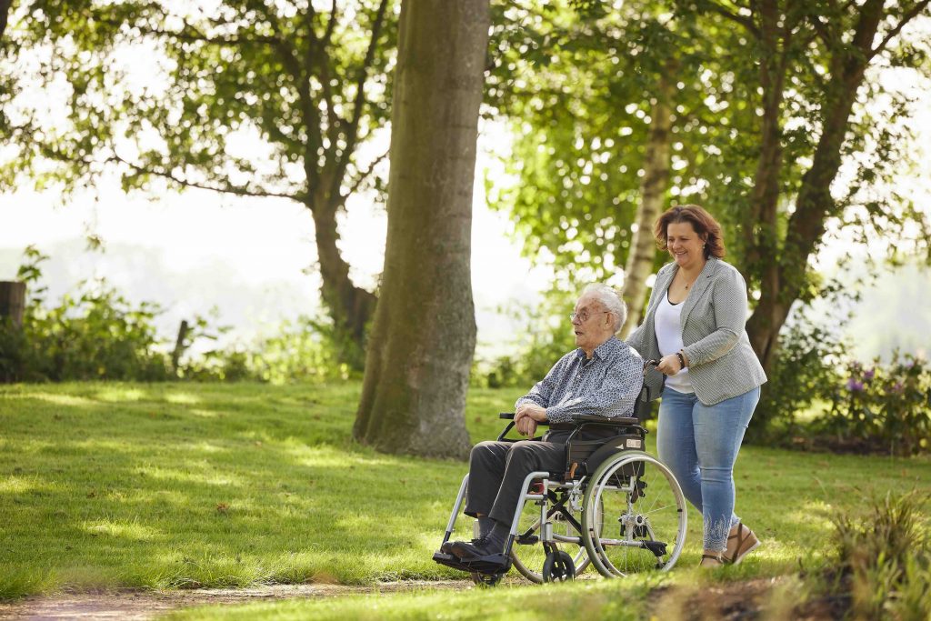 Wandeling door groene omgeving met rolstoel