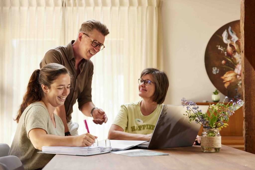 Gesprek tussen medewerkers aan tafel