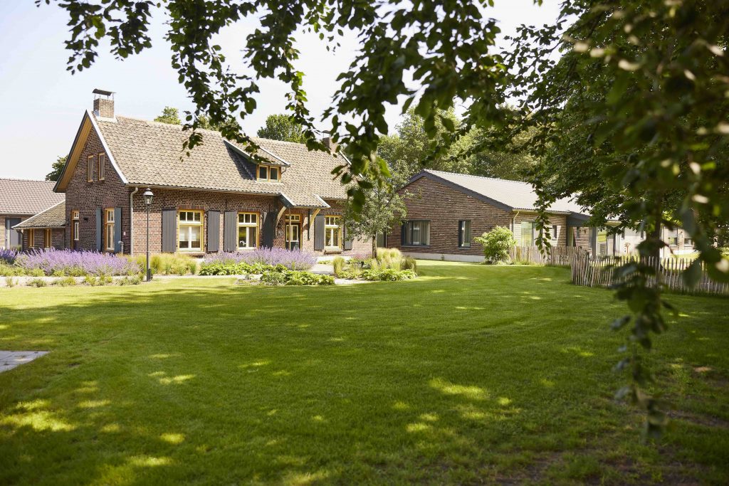 Groene tuin van zorglocatie