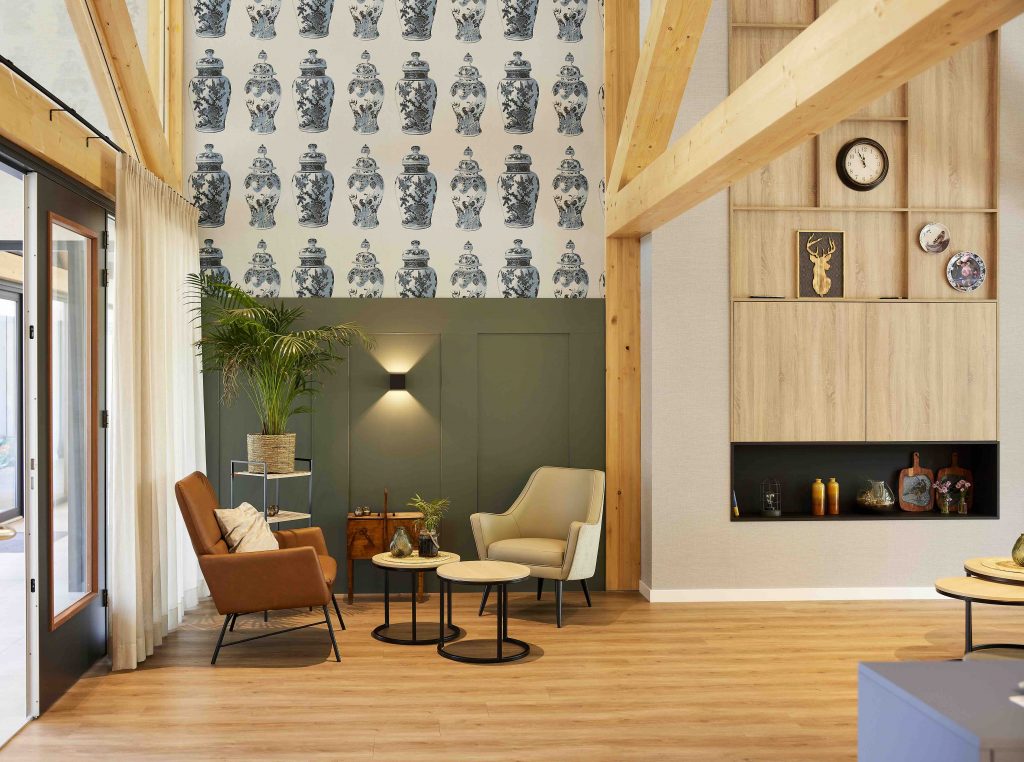 Woonkamer met houten accenten