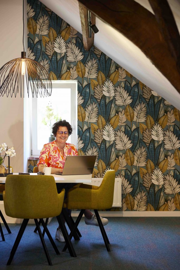 Medewerker aan vergadertafel