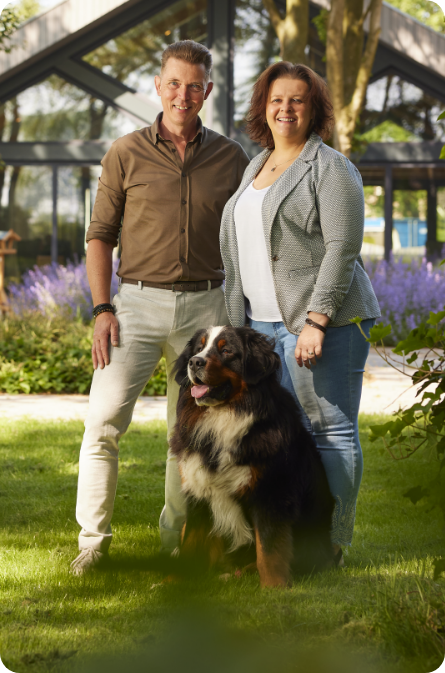 Koppel met hond in tuin van zorglocatie